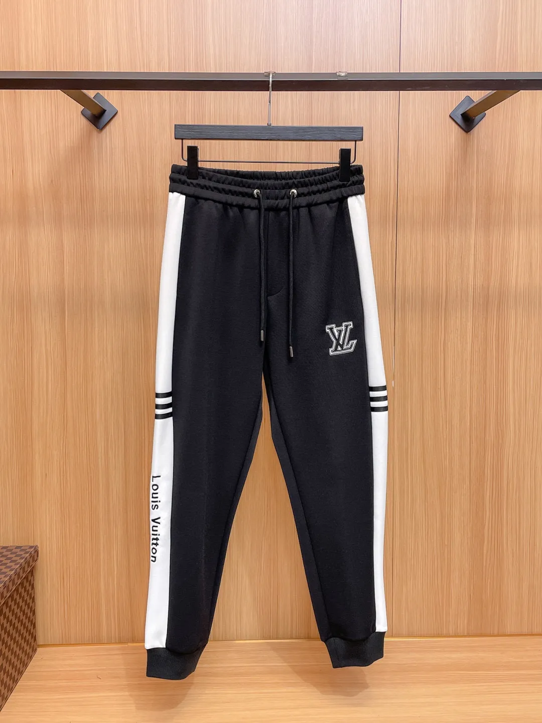 🅿️720 [LV Louis Vuitton] hot-selling suit is coming. Focus on the original version of the official website. 2025 new hot-selling cardigan and sweatshirt suit. The original order is the best. 🇭🇰The meticulous work of top designers. It has a fitting and perfect upper body effect. All-natural high-quality Tencel Roman cotton 100%, close-fitting comfort, noble and elegant! Original hardware embodies elegance and nobility! Counter size: M-3XL (maximum wear up to 190 pounds)